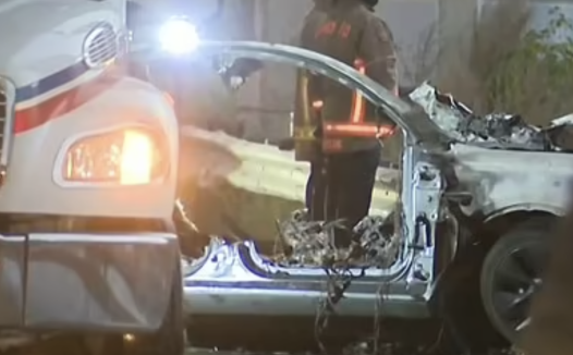 悲剧!特斯拉撞上护栏后瞬间起火,车门出现故障无法打开,四人在车内被活活烧死